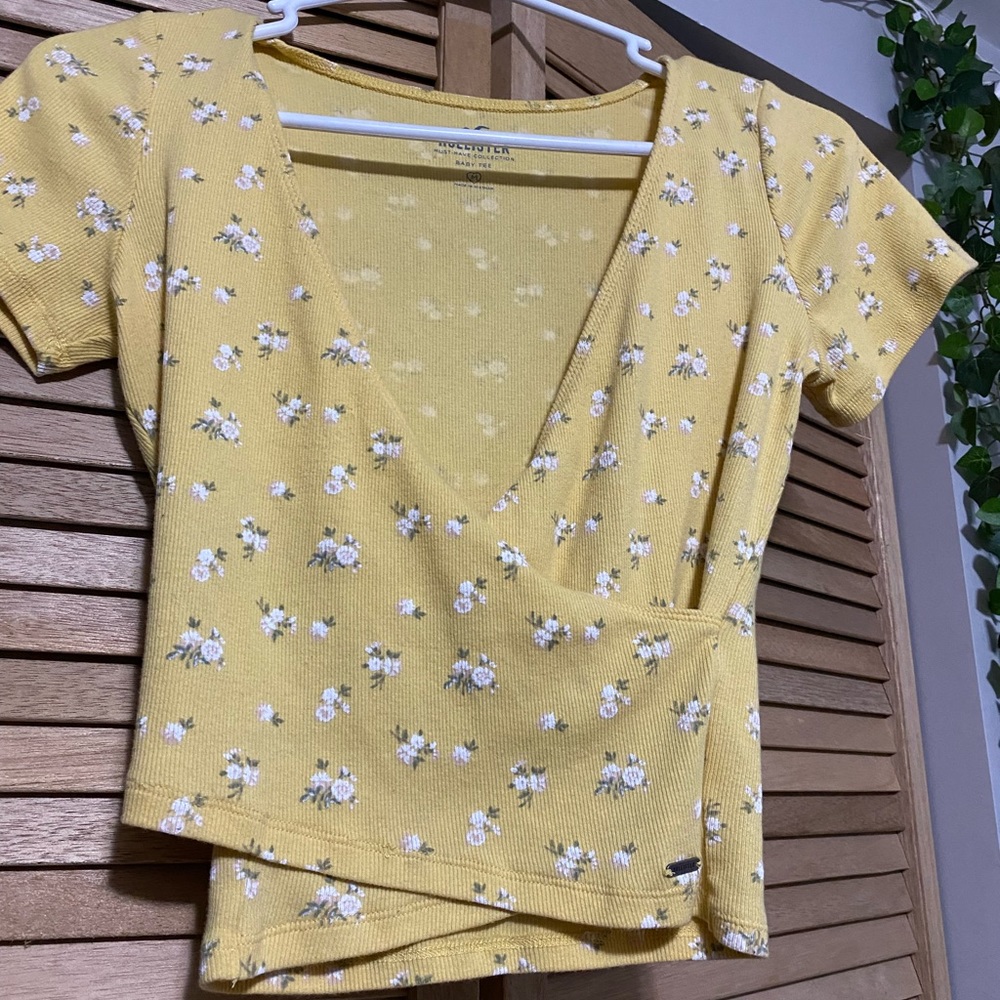 Hollister Yellow Baby Tee. Size- Medium